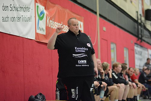 Früher: Trainer Michael Bohnemeier im Oktober 2015 beim Bezirksliga-Spiel in Brockhagen an der Hesselteicher Bank. - © Foto: Sven Hauhart