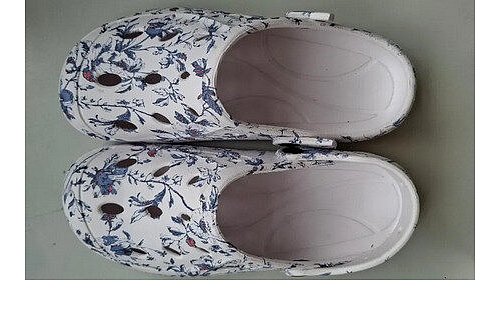 Die Firma KiK Textilien und Non-Food GmbH ruft die Damen Clogs bedruckt zurück. - © Firma KiK Textilien und Non-Food GmbH