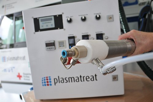 Der Prototyp: Im Hintergrund der Generator, im Vordergrund die Düse, in der das Plasma erzeugt und mit Wasserdampf vermischt wird. - © Frank Jasper