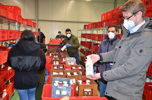 Eike-Claudius Kramer mit der auch beim Wochenmarkt 24 sehr gefragten Landmilch aus Brockhagen. - © Andreas Großpietsch