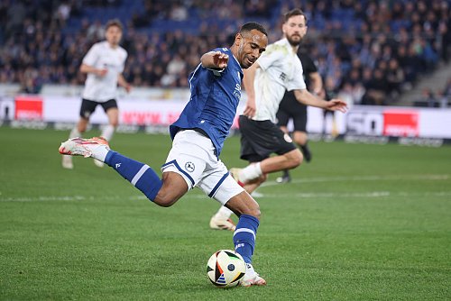 Noah Sarenren Bazee zeigt seinen Kampfgeist: Der DSC-Stürmer in Aktion beim Spiel gegen Wiesbaden im April 2025. - © Oliver Krato