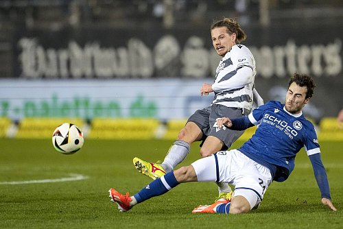 Patrick Greil (Sandhausen, v.l.) gegen Arminias Christopher Lannert. - © imago/foto2press