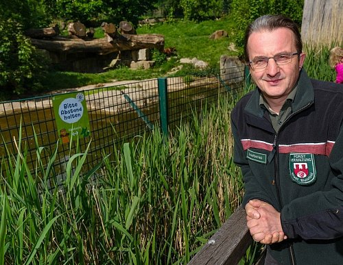 Tierparkleiter Herbert Linnemann hat das Geschehen im Park im Blick. - © Andreas Zobe