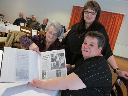 Schwelgten zwischendurch in Erinnerungen: Rita Scheck (von links), Jutta Knippel und Manuela Scheck blättern die Chronik durch. - © Foto: Alexander Heim