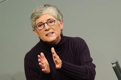 Britta Maria Haßelmann, Co-Vorsitzende der Bundestagsfraktion von Bündnis 90/ Die Grünen, spricht in der Generaldebatte im Bundestag zum Haushalt. - © Kay Nietfeld/dpa