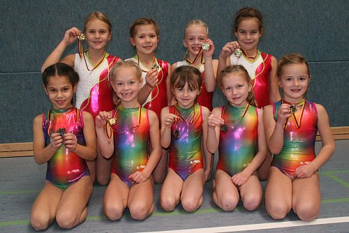 In den Nachwuchsligen erfolgreich: Mette Althof (hinten, von links), Maike Landwehr, Hanna Busche und Lilly-Marie Damm von der Spvg. Steinhagen VI sowie Bennu Cumut (vorne, von links), Ronja Brinkmann, Maja Korzenietz, Lina Spille und Emilia Hübner von Spvg. Steinhagen VII. - © Foto: Spvg. Steinhagen