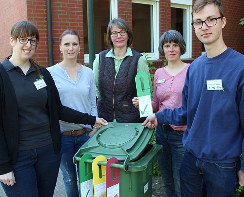 Freuten sich über das gute Ergebnis der Biotonnen-Aktion: Rebecca Deppe (GEG/von links), Sabine Lubeley (GEG), Ute Lepper-Wiebusch (Kompotec, Betreiber Kompostwerk), Anke Ulonska von der Gemeinde Steinhagen und Tobias Jan Hebert (GEG). - © emailgateway