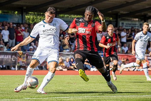 Im September trifft der SC Peckeloh in der zweiten Runde des Fußball-Westfalenpokals auf Arminia Bielefeld: In dieser Szene kämpfen Stefano Russo (l.) und Georges Arthur Baya Baya um den Ball. - © Sören Voss