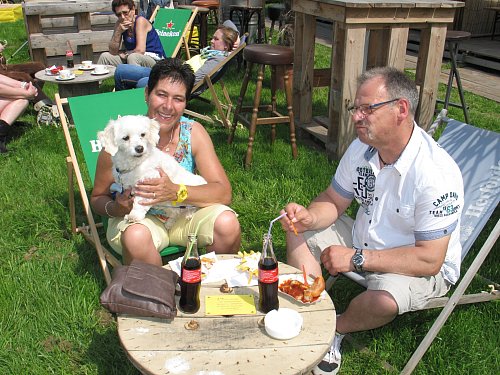 Kühle Getränke und gute Laune mit direktem Blick auf die Weser. - © emailgateway