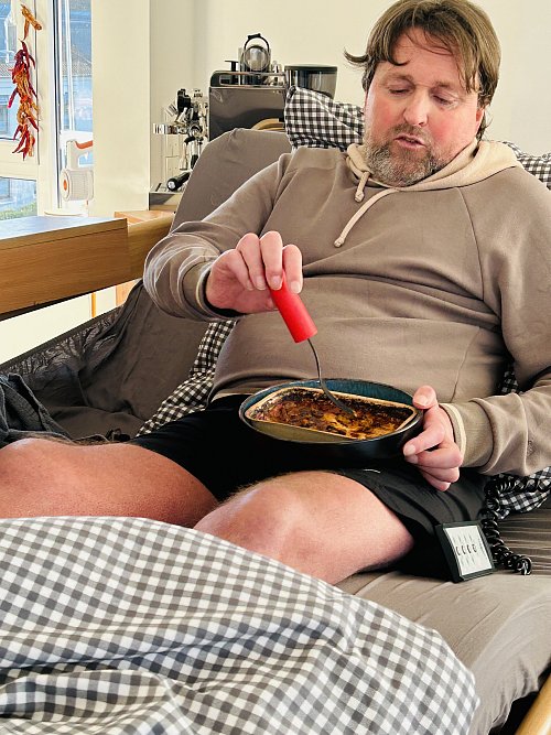 Sven Heibrock (58) muss langsam wieder lernen, mit Besteck zu essen. - © Nicole Donath