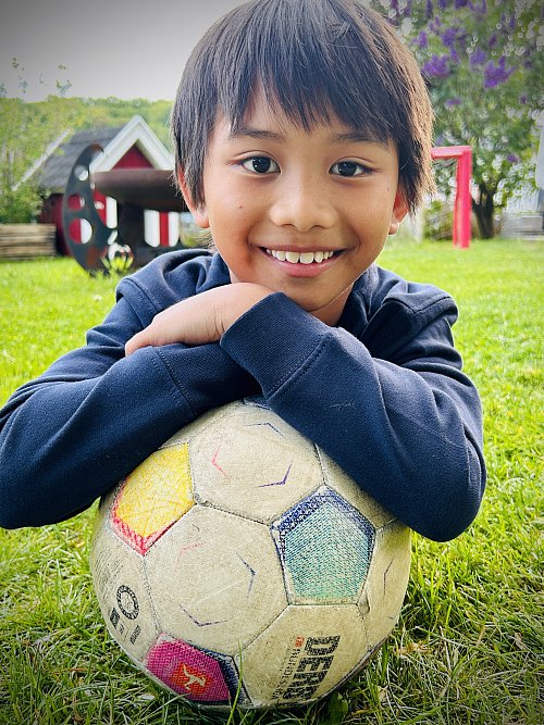 Joshua (10) läuft am 24. Mai mit einem Profi von DSC Arminia Bielefeld beim DFB-Pokalfinale ins Berliner Olympiastadion ein. - © Nicole Donath