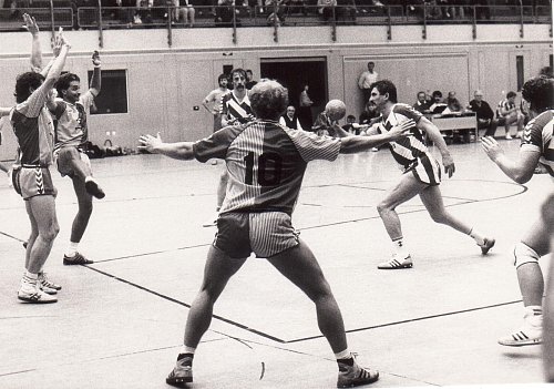 Freiwurf direkt: Auch im Trikot des TV Künsebeck zeigte Istvan Varga seine Kunst. - © Foto: HK-Archiv