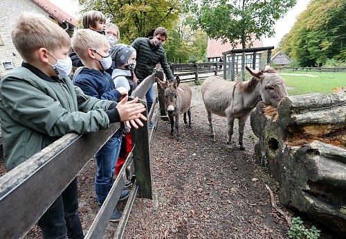 Tim, Lenny, Oskar, Hugo auf dem Arm von Mutter Maike Schmelter und Ehemann Sebastian Schmelter (v.l.) tragen im Tierpark Olderdissen Masken.  - © Wolfgang Rudolf