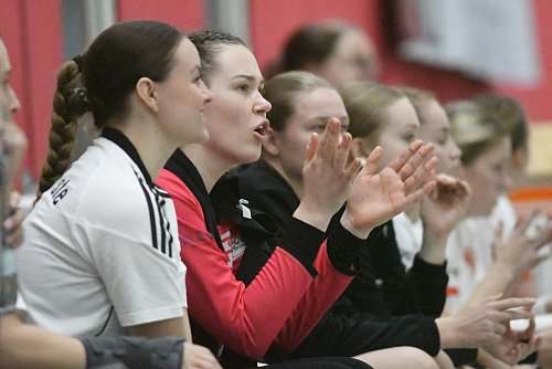 Torhüterin Lenja Nötzel (2.v.l.) trug am Samstag zum ersten Mal das Hörster Trikot. - © Christian Helmig