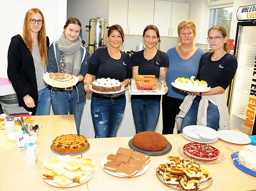 Sara Molitor, Lara Schöning, Duygu Sielaff,
Jennifer Wienecke, Petra Voss und Nadine Meyer präsentierten Köstliche Torten, Kuchen und Muffins. - © Rolf Uhlemeier