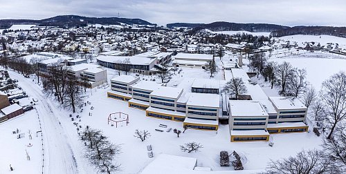 Nicht nur die PAB-Gesamtschule, ganz Borgholzhausen ist tief in Schnee gehüllt. - © Ulrich Fälker
