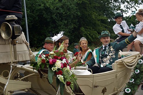 Monika Bechtel (von links) Justus Landwehr, sowie das Königspaar Sabine Landwehr und Jörg Bechtel haben Spaß in der Kutsche. - © Marion Bulla