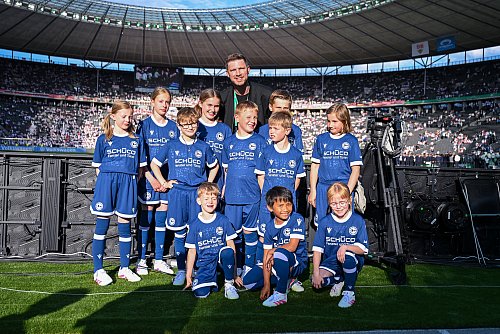 Die elf Einlaufkinder aus OWL haben Fabian Klos getroffen. - © Teresa Kroeger/RHR-FOTO