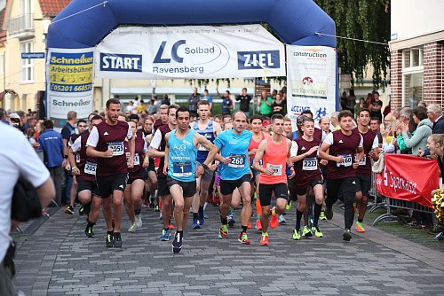 Los geht’s: Die Zehnkilometerläufer sind auf der Strecke. Elias Sansar trägt die Nummer 1 passend zur späteren Platzierung. Foto: Andre Schneider - © Andre Schneider