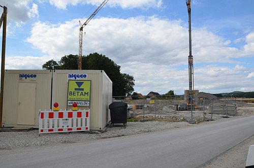 Nur noch ein Firmenschild: Betam-Baufahrzeuge oder gar Mitarbeiter sucht man an der Stockkämper Straße vergebens. - © Foto: Andreas Großpietsch
