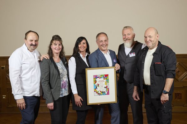 Johann Lafer (v. l.), Sonja Mayer, Stephanie Rieschel, Martin Weisslämle, Jörg König und Wolfram Winter bei der Preisübergabe. - © volker renner