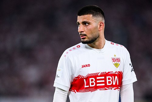Die Verzierung am roten Brustring des VfB-Trikots soll an die Treppenanlagen von Stuttgart erinnern, erklärt Ausrüster Jako. - © Tom Weller/dpa