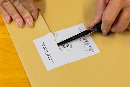 Nach der ersten Auszählung am Wahlabend wurden die Stimmzettel versiegelt, für die Neuauszählung wurden die Siegel nun gebrochen. - © Rolf Vennenbernd/dpa