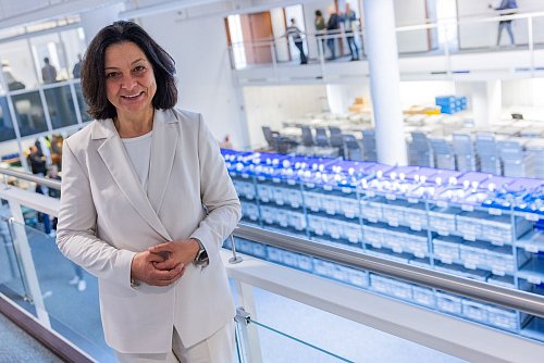Die SPD-Oberbürgermeister-Kandidatin Nadia Khalaf zu Beginn der Neuauszählung der Stichwahl-Stimmen - © Rolf Vennenbernd/dpa