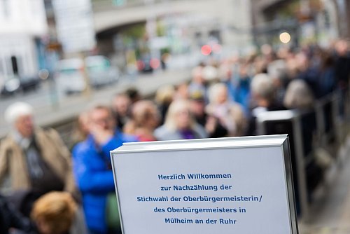 Die Neuauszählung findet unter den Augen interessierter Bürgerinnen und Bürger statt. - © Rolf Vennenbernd/dpa