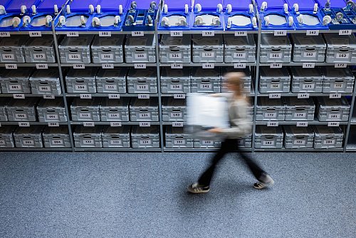Noch einmal viel Arbeit für die Wahlhelfer: Rund 50.000 Stimmen aus 153 Stimm- und Briefwahlbezirken müssen neu ausgezählt werden. - © Rolf Vennenbernd/dpa