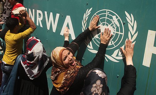 Das UN-Palästinenserhilfswerk UNRWA ist künftig in Israel verboten. - © Ashraf Amra/APA Images via ZUMA Wire/dpa
