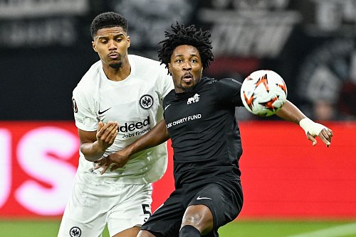 Eintracht Frankfurt mit Aurèle Amenda (l) tat sich gegen Riga lange Zeit schwer. - © Uwe Anspach/dpa