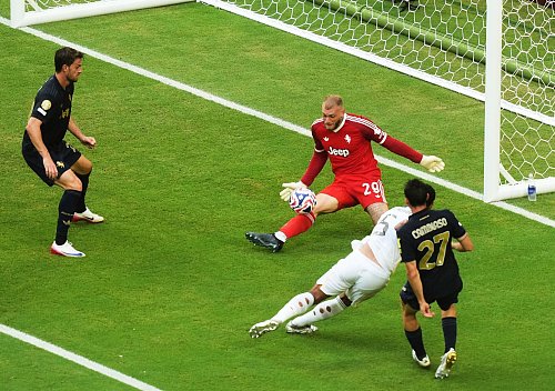 Großchance vereitelt: Michele Di Gregorio rettet gegen Madrids Bellingham - © Marta Lavandier/AP/dpa