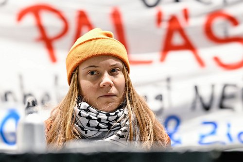 Aktivistin Greta Thunberg bei einer propalästinensischen Demonstration auf dem Marktplatz von Mannheim. - © Uwe Anspach/dpa