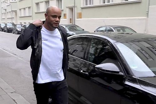 Bayern-Trainer Vincent Kompany wurde in seiner ersten Bayern-Saison Meister. - © Felix Hörhager/dpa