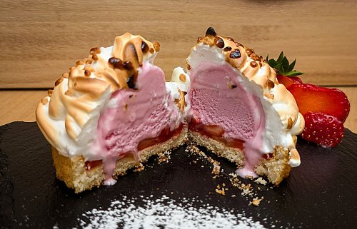 Außen heiß und flambiert, innen noch gefroren - so ist das gegrillte Eis mit goldbraunem Baiser perfekt zum sofortigen Servieren. - © Volker Elm/dpa-tmn