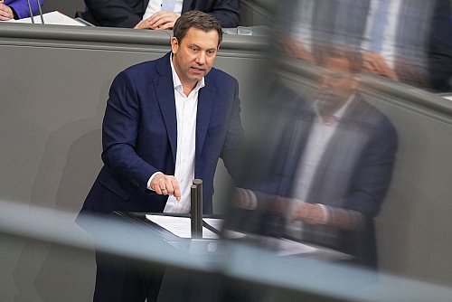 SPD-Fraktionschef Klingbeil fordert Modernisierung Deutschlands. - © Michael Kappeler/dpa