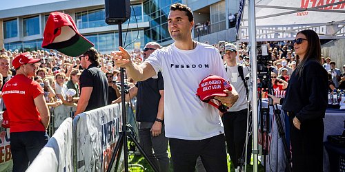 Charlie Kirk trat vergangenen Mittwoch auf einem Uni-Campus auf, als ihn der tödliche Schuss traf. (Archivbild) - © Tess Crowley/The Deseret News/AP/dpa