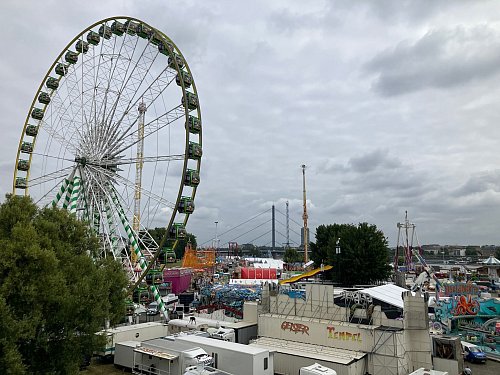 Auf der Rheinkirmes laufen die letzten Vorbereitungen. - © Volker Danisch/dpa