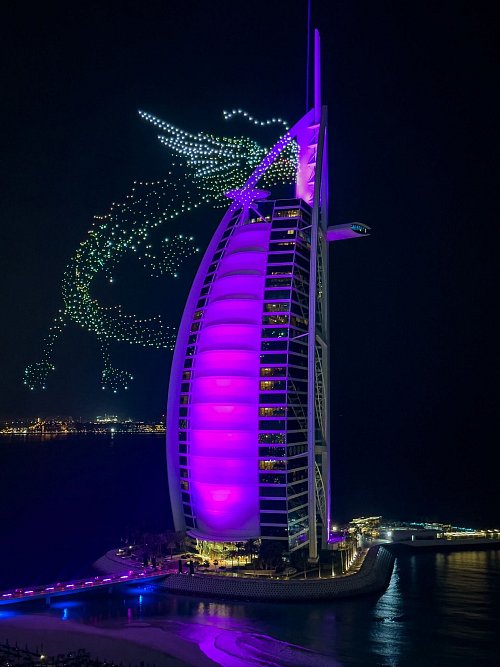 Eine Drohnenshow in Dubai. Auf der Rheinkirmes will das Unternehmen AO Multimedia & Drones mit 1.000 Drohnen eine große Lichtershow an zwei Terminen bieten. - © AO Multimedia & Drones/dpa