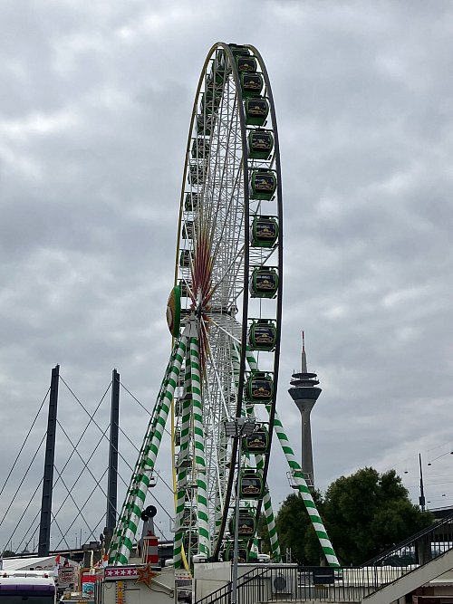 Das Riesenrad ist ein Klassiker auf der Rheinkirmes. - © Volker Danisch/dpa