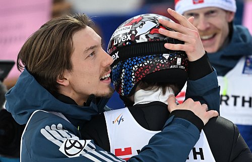 Bestreiten ihr Mitwissen: Johann André Forfang und Marius Lindvik (r). - © Hendrik Schmidt/dpa