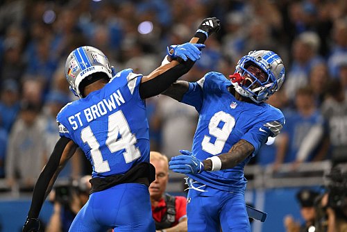 Nach dem Jubel mit Teamkollege Jameson Williams (rechts) hatten die Detroit Lions von Amon-Ra St. Brown noch einige Schwierigkeiten. - © David Dermer/AP/dpa
