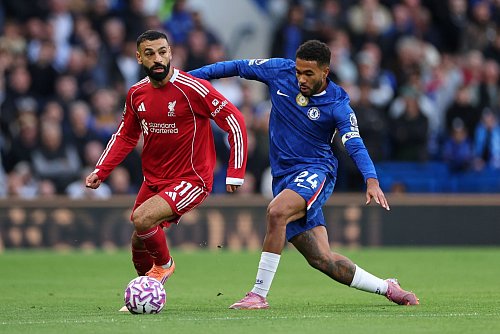Chelseas Reece James (r) gegen Liverpools Mohamed Salah. - © Ian Walton/AP/dpa