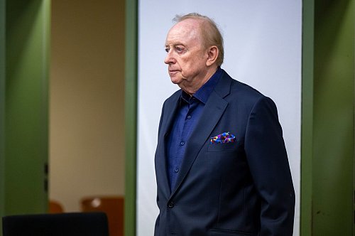 Schuhbecks derzeitige Haft ist aus gesundheitlichen Gründen ausgesetzt. - © Peter Kneffel/dpa