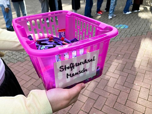 Mit Süßigkeiten begrüßen Düsseldorfer Realschüler die 1.200 Erkrather Schüler in ihrem Schulkomplex. - © Volker Danisch/dpa