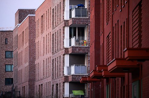 Wohnungen werden wieder teurer, gerade in Metropolen wie Berlin und Frankfurt (Archivbild) - © Julian Stratenschulte/dpa