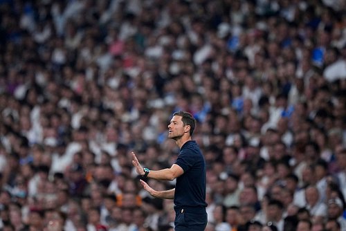 Xabi Alonso sah bei seinem Liga-Debüt als Real-Trainer nicht nur Positives. - © Manu Fernandez/AP/dpa