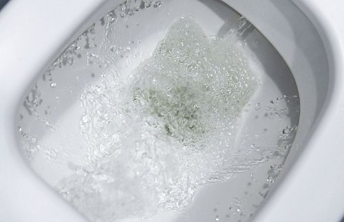 Vielerorts sind die Abwassergebühren kräftig gestiegen. (Symbolbild) - © Ralf Hirschberger/dpa