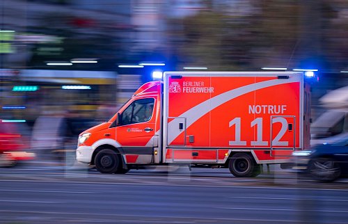 Rettungskräfte kommen bei Herz-Kreislauf-Stillstand oft zu spät, um Hirnschäden zu verhindern. (Symbolbild) - © Monika Skolimowska/dpa/dpa-tmn